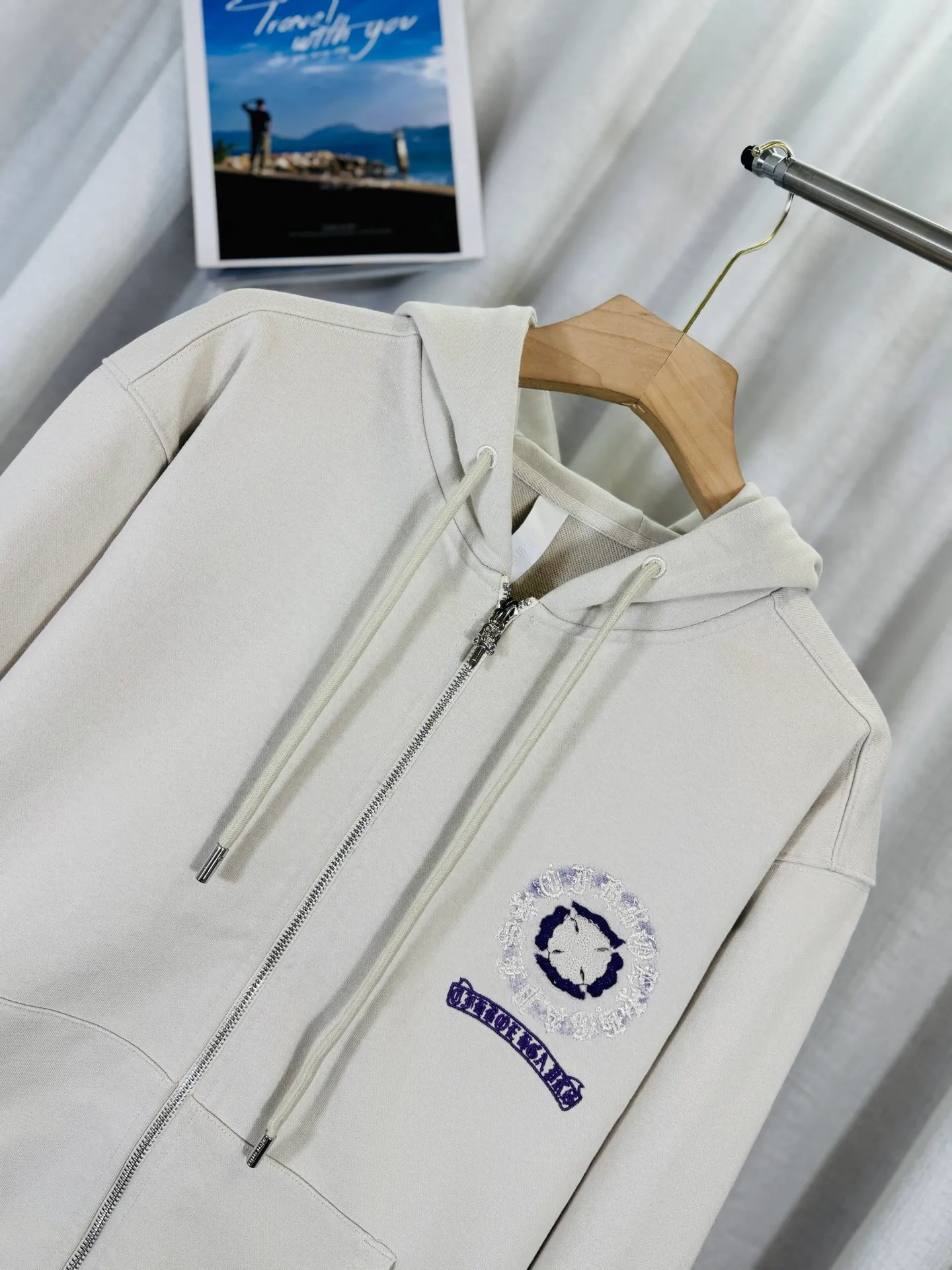 P340 top version, real shot without P, ​​different from market currency) 𝗖𝗵𝗿𝗼𝗺𝗲 𝗛𝗲𝗮𝗿𝘁𝘀/Cro Heart 2025 washed and burned flower patch embroidered autumn and winter new original single counter American patchwork 3D three-dimensional patch couple casual cardigan sweatshirt 👑The highest version! Customized fabric 480g tripe terry fabric! American acid-washed and distressed original fabric, laser burning + patch embroidery, exquisite embroidery of letters! The best-selling model in the counter, very comfortable to wear. Accessories: original molded and authenticated collar label➕100% silk wash label. Genuine purchase-grade original hangtag➕matching hanging rope➕3D hanging beads➕original packaging bag. Craftsmanship: The original version has consistent wiring! The highest version of the armhole matching technique! Color: Black Apricot Size: S M L XL Style Number: 25-317